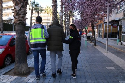 Agents dels Mossos d'Esquadra i de la Policia Nacional amb el detingut en la sortida del segon registre fet a Salou.