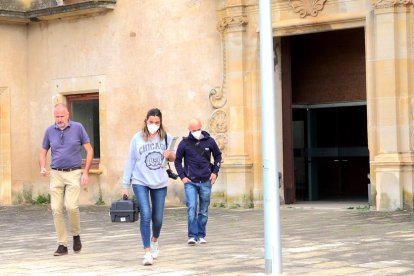 Imatge d'agents de la policia científica dels Mossos d'Esquadra a la sortida de l'edifici de l'arxiu de Poblet.