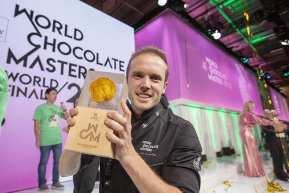 Imatge de Lluc Crusellas amb el primer premi del World Chocolate Masters.