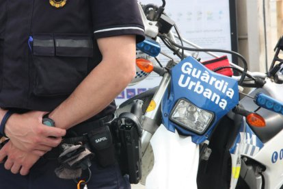 Pla detall d'una de les motocicletes de la Guàrdia Urbana de Barcelona.