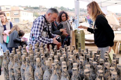 Imagen de la venta solidaria del «Vino de barro»