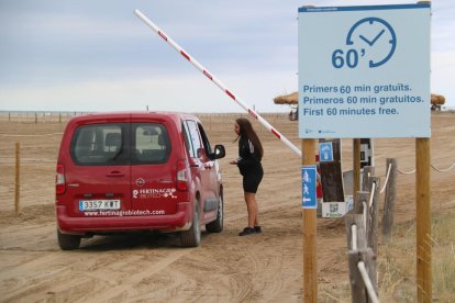 Imatge del control d'accés al Trabucador, al Parc Natural del Delta de l'Ebre, amb un cartell informatiu.