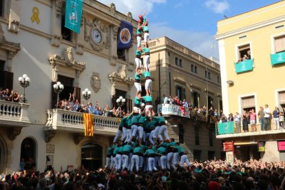 Imatge del pilar de 9 amb folre, manilles i puntals carregat pels Castellers de Vilafranca.