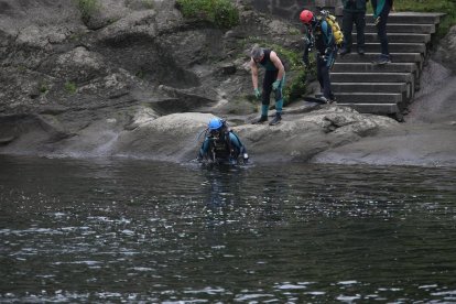 Los equipos de rescate buscan al menor en el río Miño.