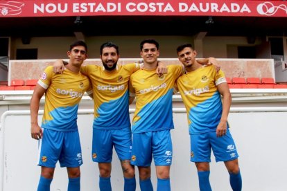 Los jugadores del Nàstic con la segunda equipación en el Nou Estadi.