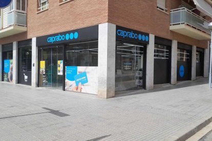 La nueva tienda se abre de lunes a domingos de nueve de la mañana a nueve de la noche.