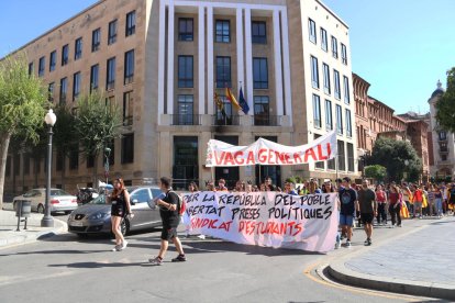 Pla general de la capçalara de la manifestació convocada pel Sindicat d'Estudiants durant la marxa per la Rambla de Tarragona, protesta en la que han rebutjat la sentència del procés. Imatge del 17 d'octubre del 2019 (Hortizontal).