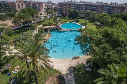 Imagen aérea de las piscinas del Parc dels Capellans.