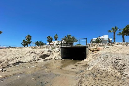 Imatge del vessament d'aigües estancades al mar d'Altafulla.