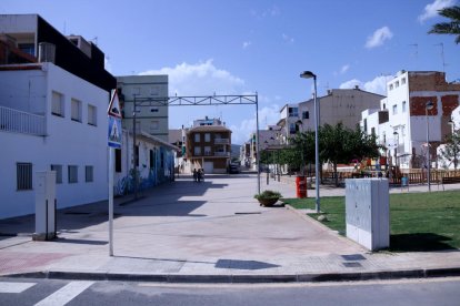 Cristina Cucuruzn indica on van anar a parar les cadires i taules de la seva terrassa.