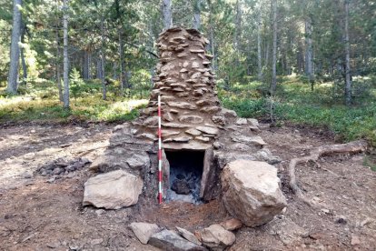 Los restos de la estructura del horno de reducción de hierro ya excavado, y un posible segundo horno en segundo término, en el municipio de Alins.