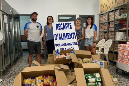 Imatge de la donació del Club Esportiu Runners Vila-seca al Banc d'Aliments del municipi.