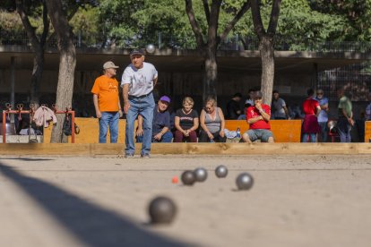 Un centenar de personas se acercaron ayer al Mas Carandell para disfrutar del 'Día del socio'.