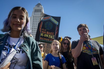 Greta Thunberg acompanyada d'altres activistes durant la Youth Climate Strike a Los Angeles, California, USA.