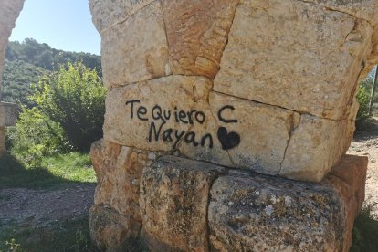 Imatge d'una de les pintades realitzades a la base del pont del Diable.