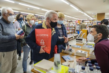 Imatge d'arxiu de la presentació de llibres del darrer Sant Jordi a La Capona.