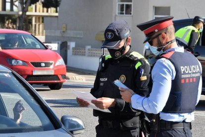 Foto d'arxiu d'un control conjunt de Mossos d'Esquadra i Policia Local de Torredembarra el 2020.