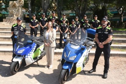 M. Luz Ramírez amb agents de la Policia Municipal.