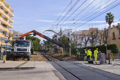 Operarios de Adif retirando el paso a nivel de la calle de Barcelona de Salou el pasado 13 de enero.