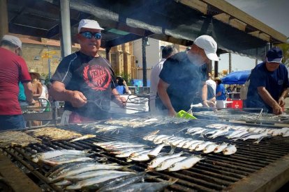 S'han servit més de 150 quilos de sardines.