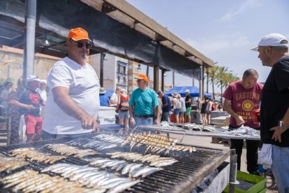 Els pescadors van preparar les sardines en ple carrer per a la seva degustació immediata.