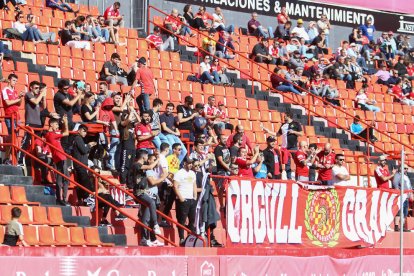 Los aficionados de atrás del Gol de Montaña, animando