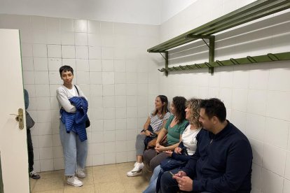 Persones tancades al vestidor del camp de futbol de Bonavista.