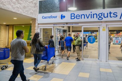 Els clients entrant al Carrefour en el moment que les alarmes van començar a sonar.