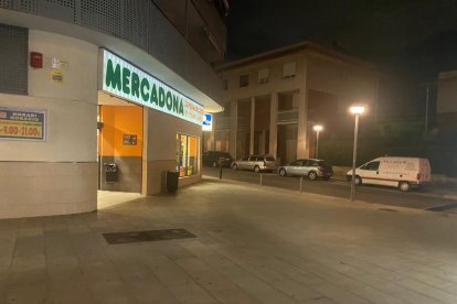 Imatge de l'entrada del Mercadona, a l'avinguda Ramon d'Olzina, per on no hi va passar gairebé ningú durant el simulacre.