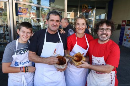 El serrallenc Jordi Mallol (derecha) con otros participantes mostrando todos los ingredientes trinchados antes de hacer el sofrito.