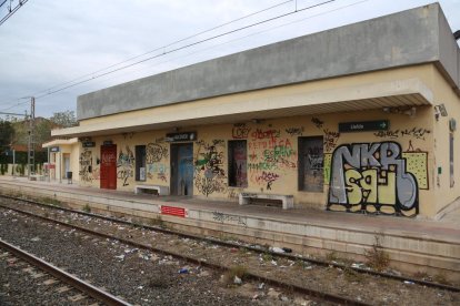 La façana de l'estació de trens està plena de pintades i les vies acumulen tota mena de deixalles.