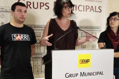 Imatge d'arxiu de Marta Llorens, regidora del grup municipal de la CUP, en una roda de premsa.