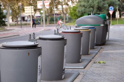 Imagen de una isla de contenedores de Cambrils.