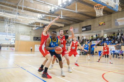 Oscar Ngomo en el duel contra el Girona B de la darrera fase.