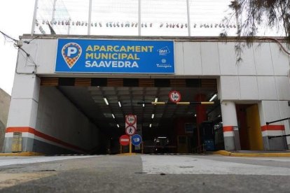 Imatge de l'entrada de l'aparcament de Saavedra, on actualment hi ha tres punts de recàrrega.