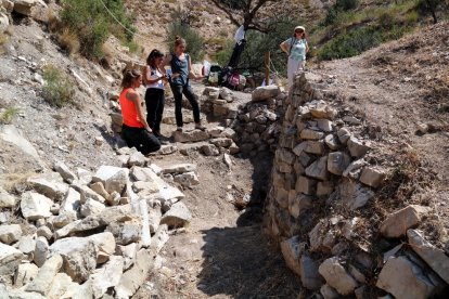 Plano general de las arqueólogas recogiendo datos del horno de aceite de enebro de Riba-roja.