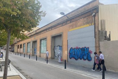 Imatge de la nau, situada a l'avinguda del Carrilet, número 20, on s'ubicarà el Mercat del Carrilet.