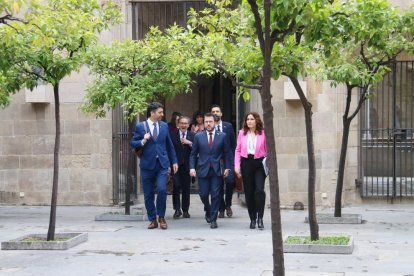 El president del Govern, Pere Aragonès, amb els consellers entrant a la reunió del consell executiu.