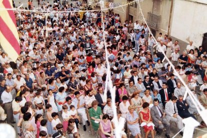 Imatge de la plaça de la Raval de la Canonja plena a vessar per celebrar aquest històric dia.