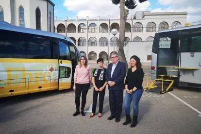 El presidente del Consejo Comarcal del Baix Ebre, Xavier Faura, y la directora de la Unidad de Negocio de Repsol Espanya, Elena Izaguirre