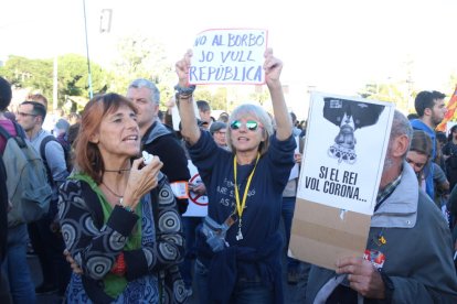 Un grupo de manifestantes protestan delante del Palau de Congressos de Cataluña contra la presencia de Felipe VI