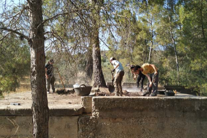 Imatge dels estudiants d'arqueologia UB a la fàbrica.