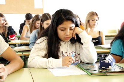 Imatge d'arxiu d'una alumna de Batxillerat en el primer dia de curs.