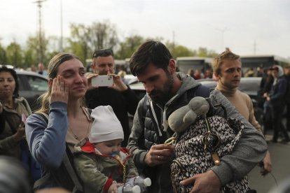 Imatge de l'arribada a Zaporiyia dels primers evacuats de l'acereria de Mariúpol.