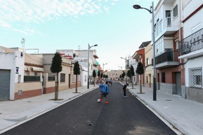 L'aplicació de pintura permetrà reobrir el tram a la circulació de vehicles.