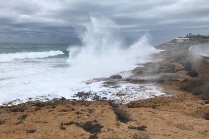 Imagen de axiu de fuertes olas|oleadas en la zona del Arrebatamiento de Tarragona.