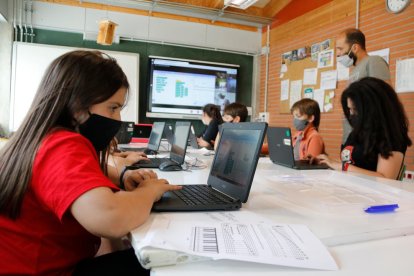 Plano medio de los alumnos de cuarto a sexto de la escuela de L'Estany en una clase de STEAM.