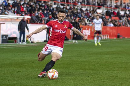 Robert Simón és indiscutible per la banda dreta i un dels jugadors més destacats dels últims duels.