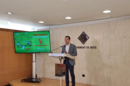 El regidor Daniel Rubio, durant la presentació de la campanya contra l'abandonament domèstic.