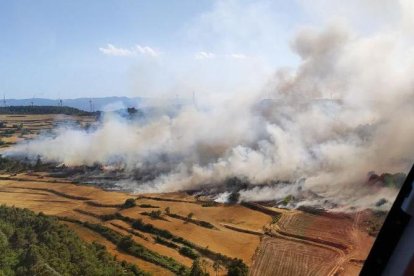 Vista aérea de un incendio en Vallbona de les Monges.